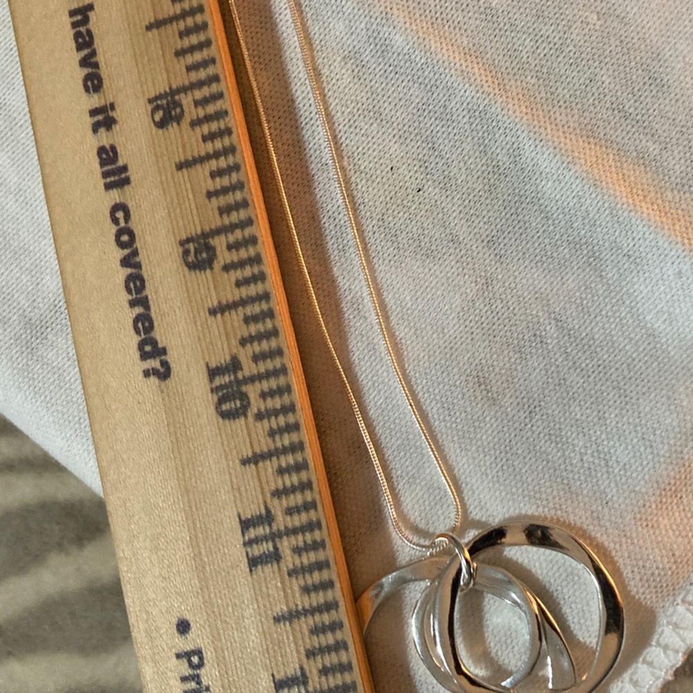 Elegant Silver Necklace with Interlocking Circles - Picture 3 of 3